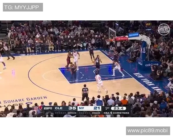 强硬!布伦森三分落地踩脚轻微扭伤,暂停后跺跺脚继续出战 强硬!布伦森三分落地踩脚轻微扭伤,暂停后跺跺脚继续出战